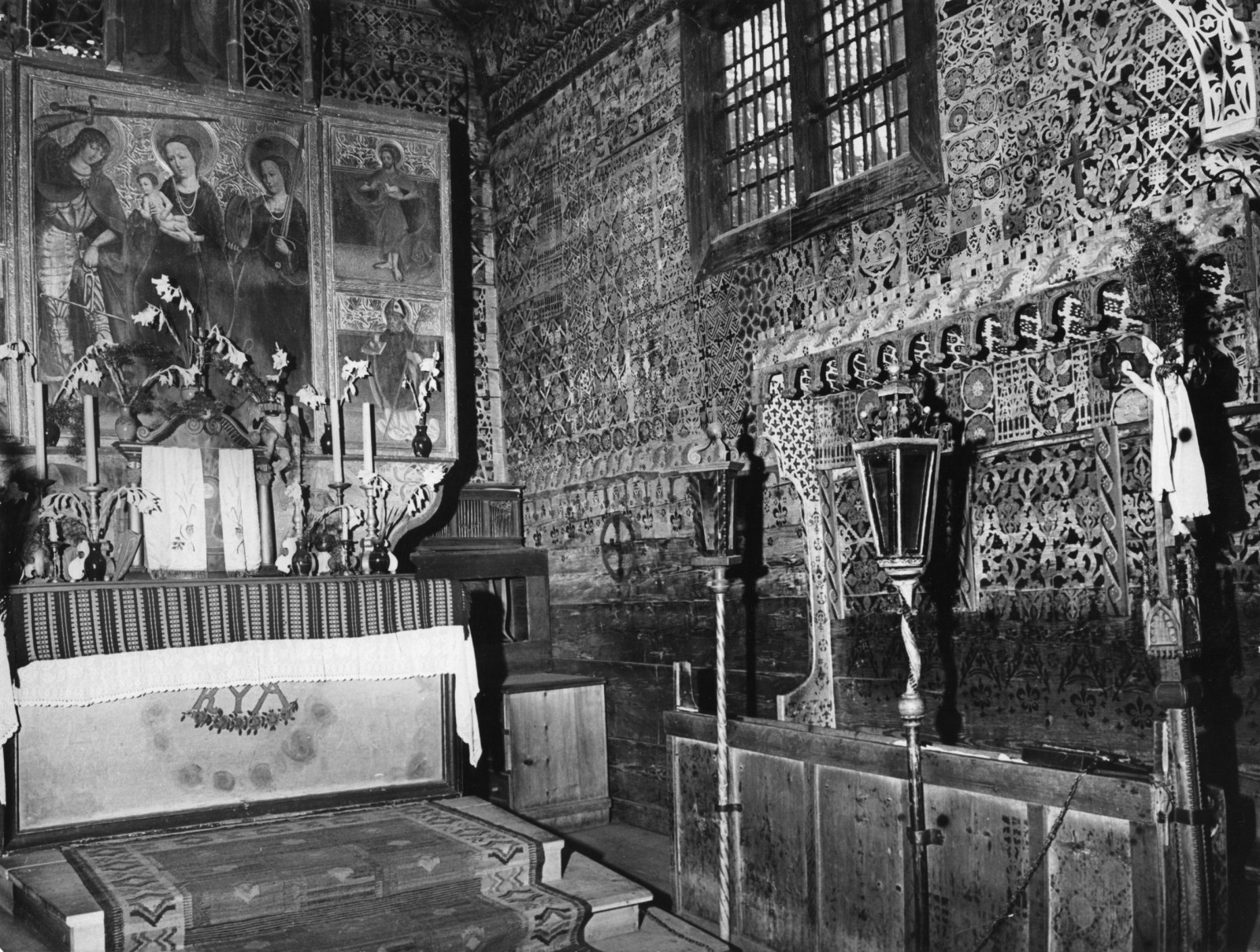 Dębno. Gotycki ołtarz i fragment polichromii w kościele św. Michała Archanioła