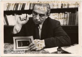Konstanty Ildefons Gałczyński podpisujący „Zaczarowaną dorożkę", 1950